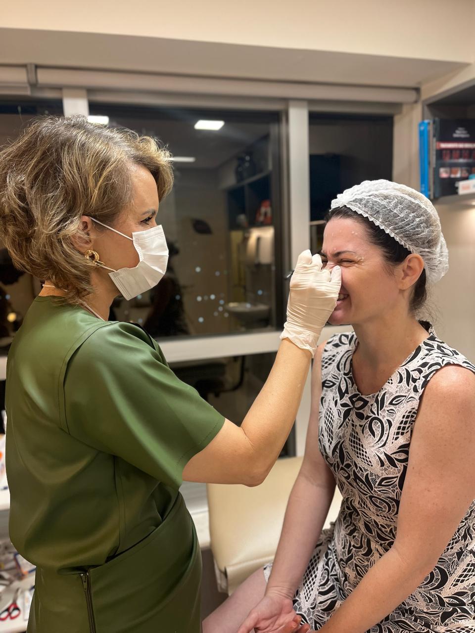 Dra. Maisa realizando uma avaliação facial em uma paciente
