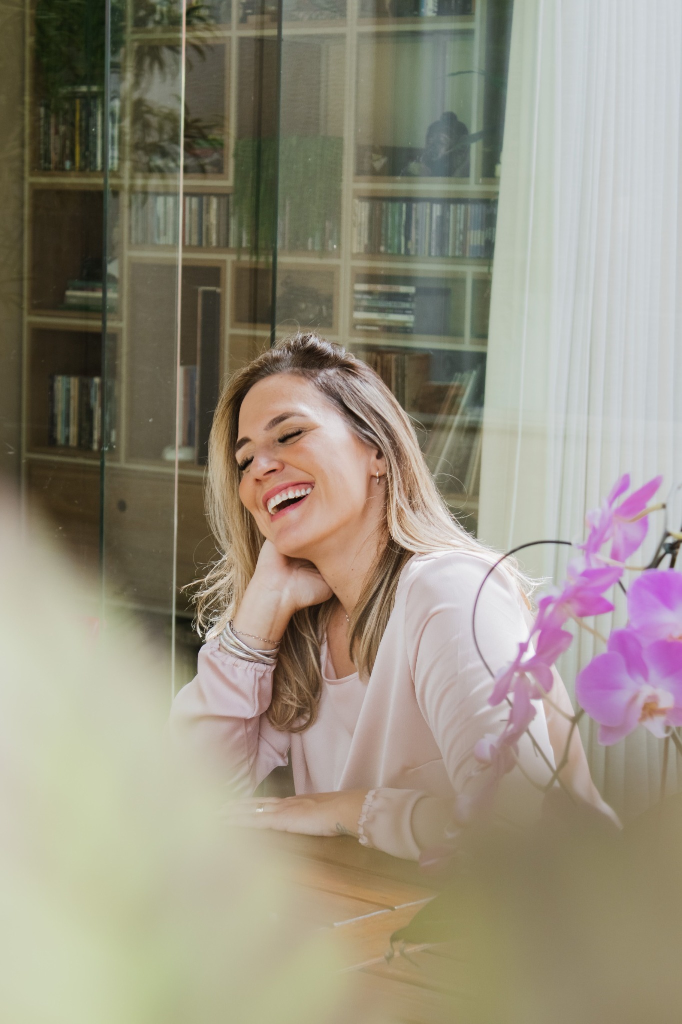 Mulher sorrindo em um ambiente acolhedor