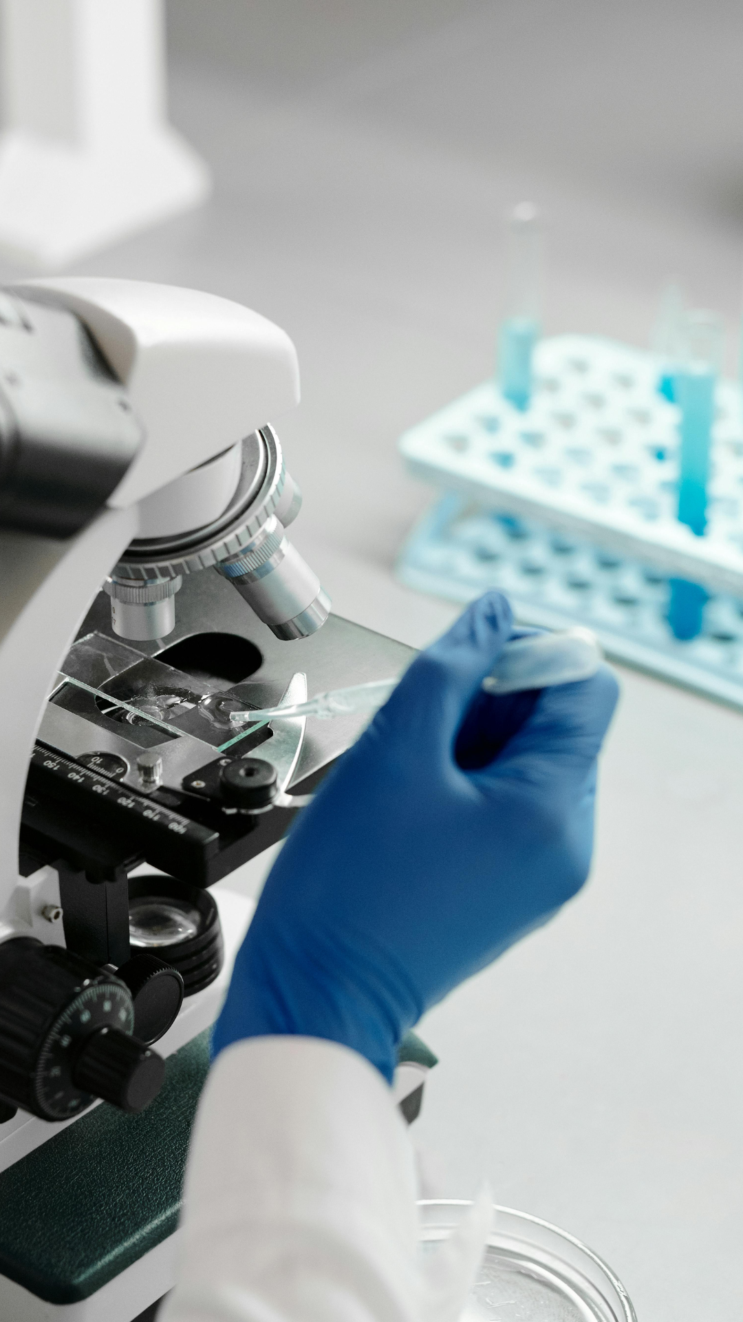 Profissional analisando uma amostra em laboratório